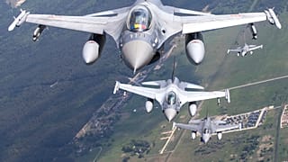 Rumuński myśliwiec F-16 Sił Powietrznych oraz portugalskie myśliwce F-16 Sił Powietrznych biorące udział w misji NATO Baltic Air Policing operują nad Morzem Bałtyckim.