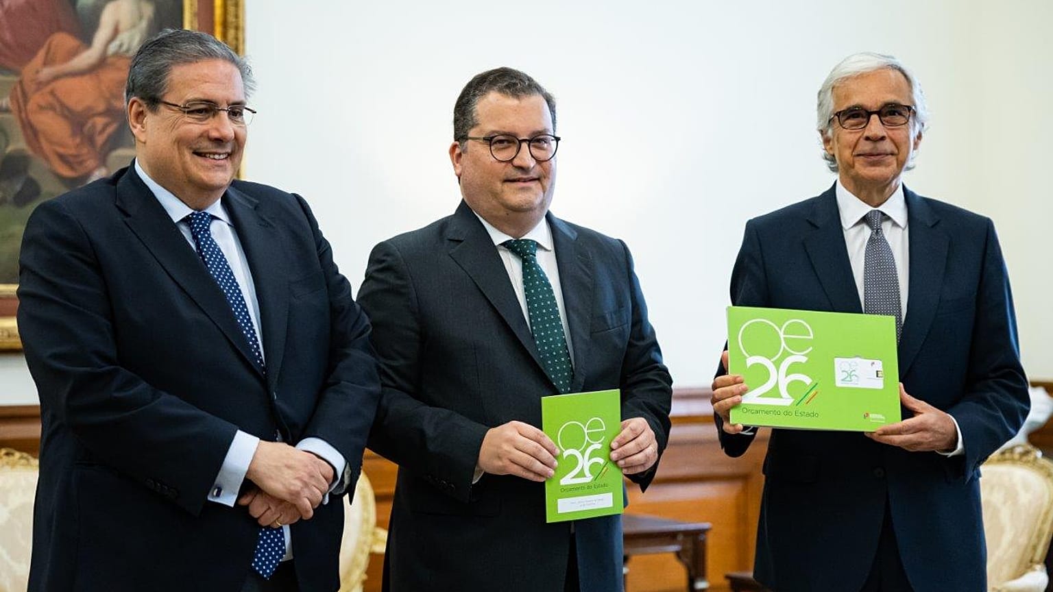 Ministros das Finanças e dos Assuntos Parlamentares, Joaquim Miranda Sarmento e Carlos Abreu Amorim, com o Presidente da Assembleia da República, José Pedro Aguiar