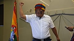 Der indigene Führungspersönlichkeit Marlon Vargas gestikuliert nach einer Pressekonferenz.