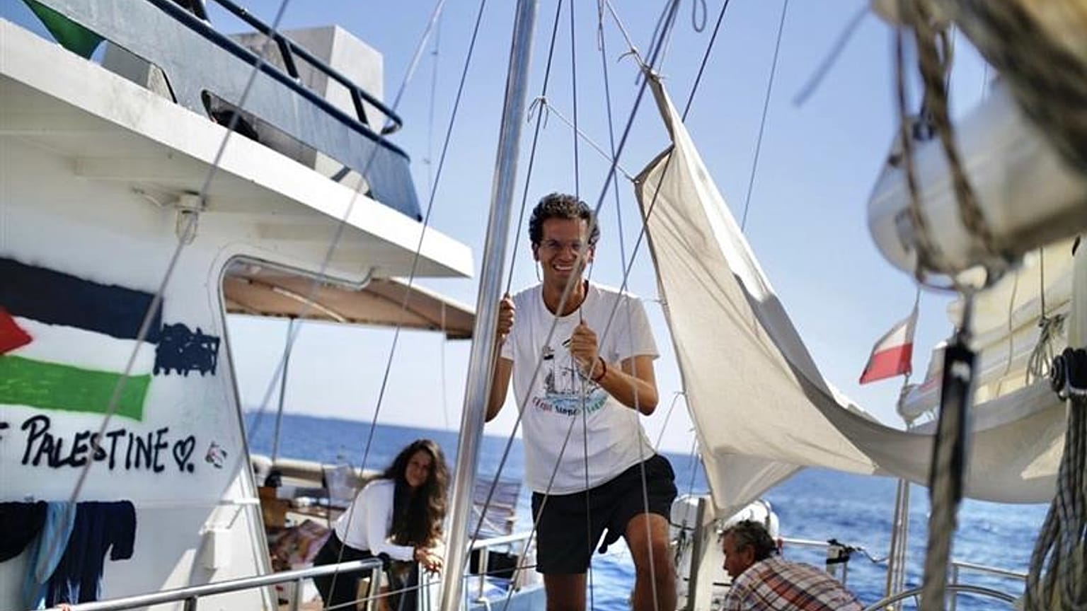 Il giornalista italiano Lorenzo D'Agostino in un'imbarcazione della Global Sumud Flotilla
