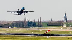 Самолет авиакомпании Brussels Airlines взлетает в аэропорту Брюсселя в Завентеме, Бельгия, воскресенье, 3 апреля 2016 года.