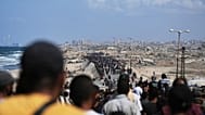 I palestinesi sfollati camminano lungo la strada costiera vicino a Wadi Gaza, nella Striscia di Gaza centrale, dirigendosi verso il nord di Gaza, venerdì 10 ottobre 2025