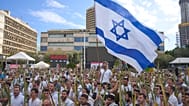 Avvolti in scialli da preghiera, uomini danzano e pregano a Tel Aviv