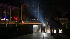 Anwohner gehen während eines Stromausfalls in Tschernihiw die Treppe von einem unterirdischen Fußgängerübergang hinauf, 7. Oktober 2025