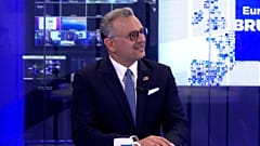 Массад Булос, старший советник президента США Дональда Трампа в студии Euronews в Брюсселе