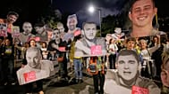 La gente asiste a una protesta pidiendo la liberación de todos los rehenes frente a la residencia del primer ministro en Jerusalén, el domingo 5 de octubre de 2025.