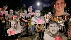 Menschen nehmen an einer Demonstration für die Freilassung aller Geiseln vor der Residenz des Premierministers in Jerusalem teil, Sonntag, 5. Oktober 2025.