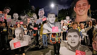 La gente asiste a una protesta pidiendo la liberación de todos los rehenes frente a la residencia del primer ministro en Jerusalén, el domingo 5 de octubre de 2025.