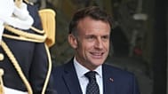 O Presidente francês Emmanuel Macron aguarda o Príncipe Herdeiro da Jordânia, Hussein, no Palácio Presidencial do Eliseu, quarta-feira, 8 de outubro de 2025, em Paris.