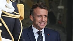 Президент Франции Эммануэль Макрон ожидает наследного принца Иордании Хусейна в Елисейском дворце в среду, 8 октября 2025 года, в Париже.