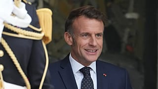 O Presidente francês Emmanuel Macron aguarda o Príncipe Herdeiro da Jordânia, Hussein, no Palácio Presidencial do Eliseu, quarta-feira, 8 de outubro de 2025, em Paris.
