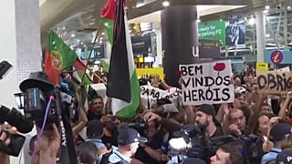 Cidadãos portugueses que integraram a missão humanitária à chegada a Lisboa