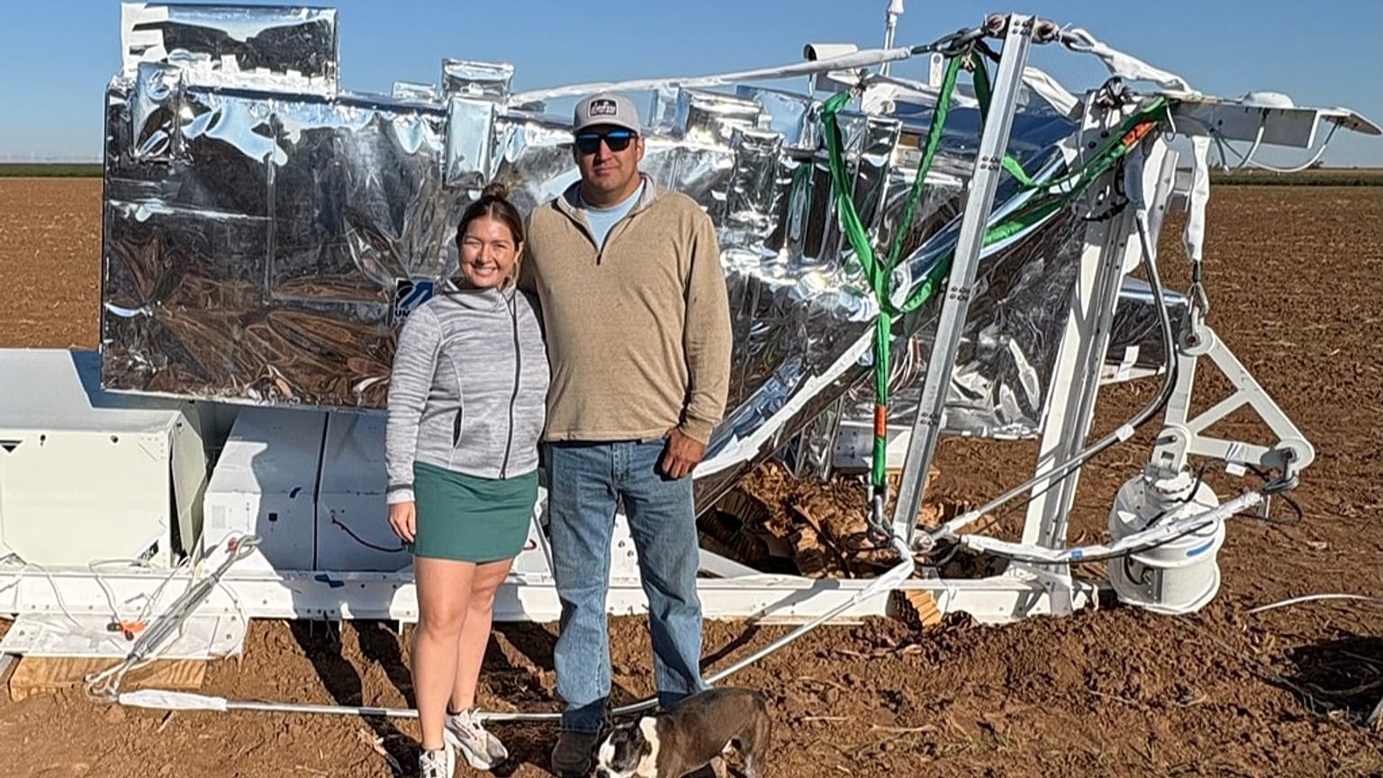 آن وولتر وزوجها هايدن أمام معدّة بحثية تابعة لوكالة ناسا سقطت قرب منزلهما في إدمنسون بولاية تكساس، في 2 أكتوبر 2025.