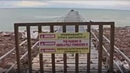 La spiaggia di Elenite investita dall'alluvione che ha trasportato detriti e persino auto sulla costa