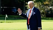 O presidente dos EUA, Donald Trump, caminha para embarcar no Marine One no relvado sul da Casa Branca, 10 de outubro de 2025