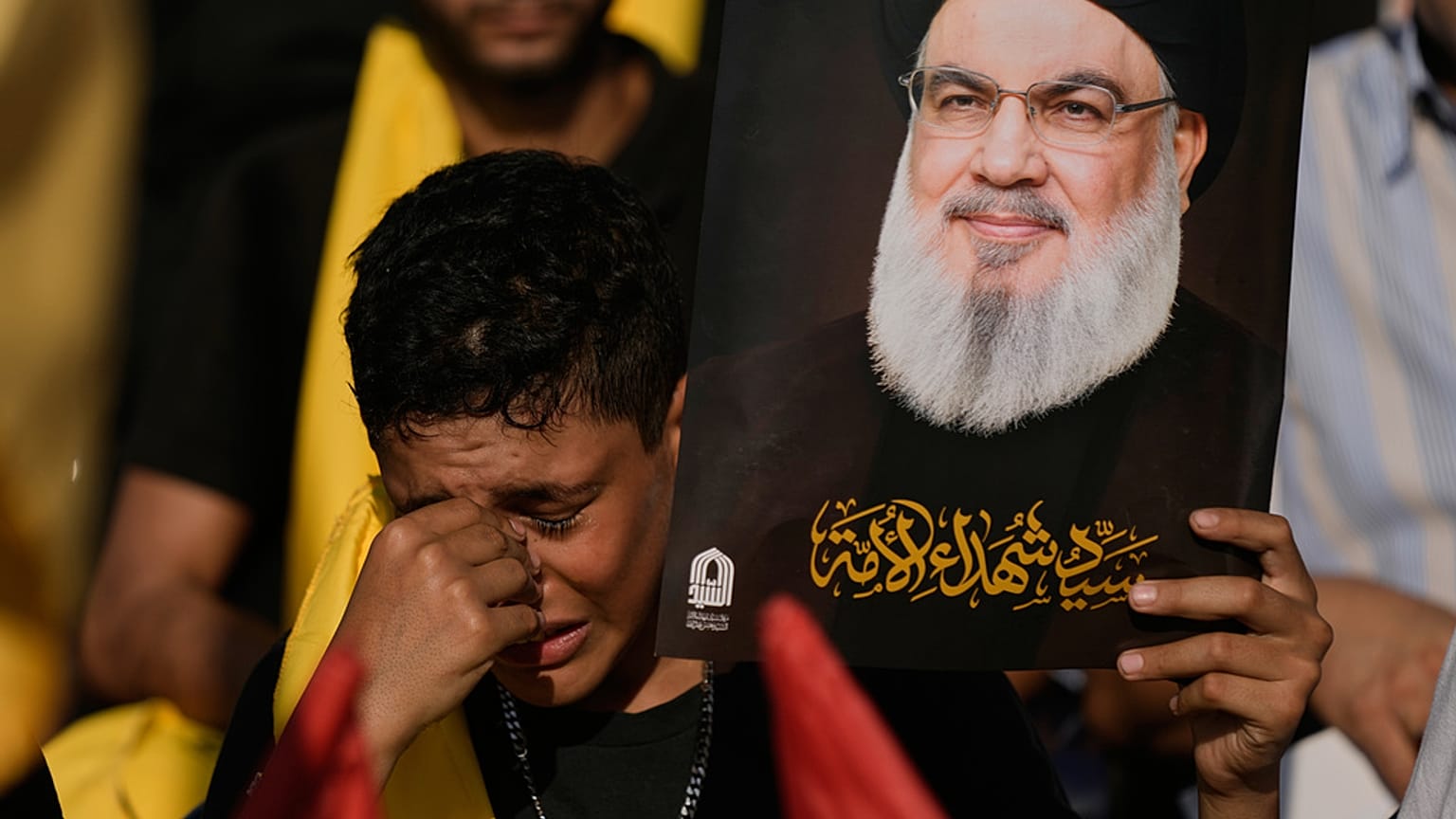  يبكي أحد أنصار حزب الله وهو يحمل صورة زعيم حزب الله السيد حسن نصر الله، الذي قُتل في غارات جوية إسرائيلية، خلال مراسم عند قبر نصر الله في بيروت، لبنان، السبت 27 سبتمبر/أيلول.