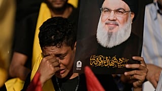  يبكي أحد أنصار حزب الله وهو يحمل صورة زعيم حزب الله السيد حسن نصر الله، الذي قُتل في غارات جوية إسرائيلية، خلال مراسم عند قبر نصر الله في بيروت، لبنان، السبت 27 سبتمبر/أيلول.