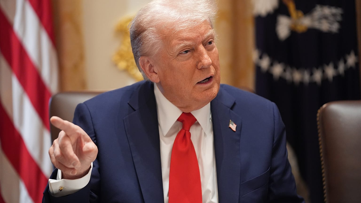 الرئيس الأميركي دونالد ترامب يتحدث خلال اجتماع لمجلس الوزراء في البيت الأبيض، يوم الخميس 9 أكتوبر/تشرين الأول 2025، في واشنطن.