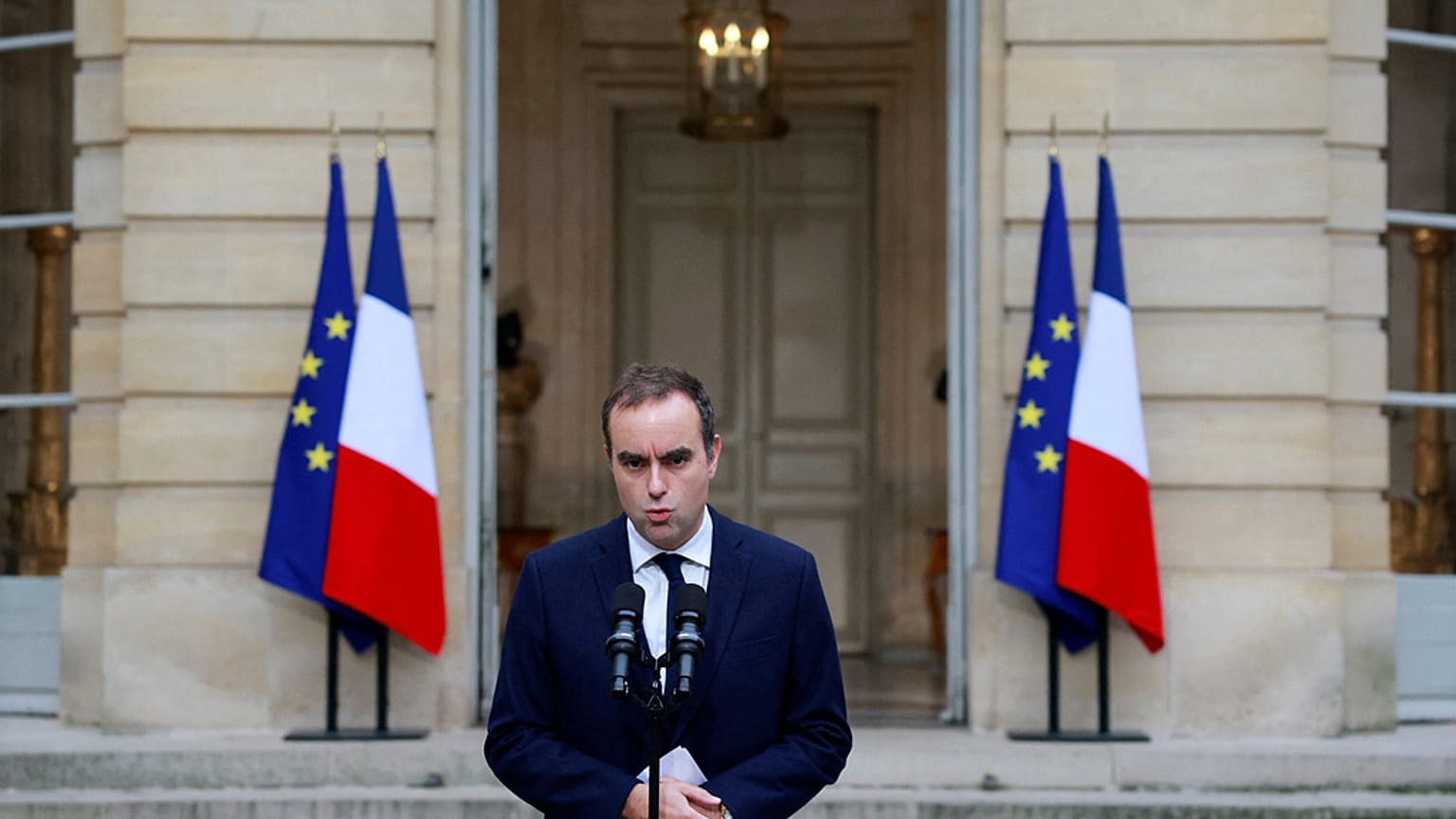 Der scheidende französische Premierminister Sébastien Lecornu gibt am Mittwoch, dem 8. Oktober 2025, eine Erklärung im Hôtel Matignon, dem Amtssitz des Premierministers, ab.