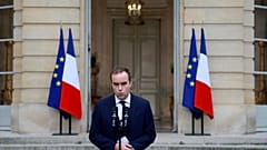 Der scheidende französische Premierminister Sébastien Lecornu gibt am Mittwoch, dem 8. Oktober 2025, eine Erklärung im Hôtel Matignon, dem Amtssitz des Premierministers, ab.