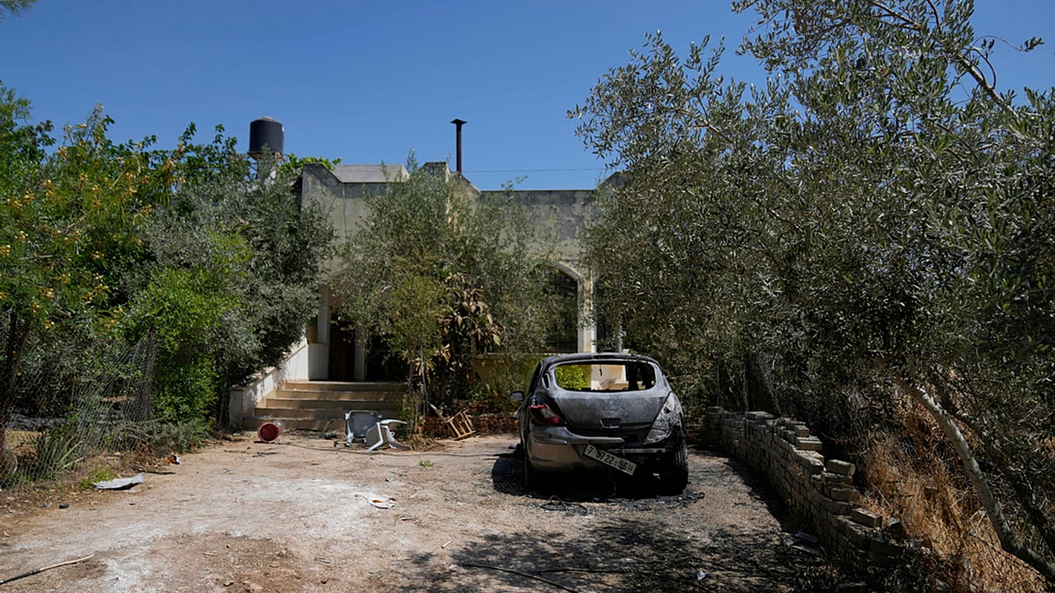 سيارة فلسطينية احترقت خلال هجوم لمستوطنين على قرية بروكين بالضفة الغربية الجمعة 23 مايو 2025