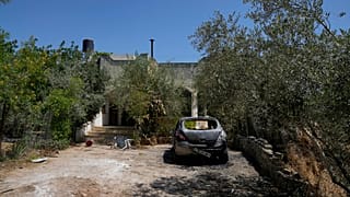 سيارة فلسطينية احترقت خلال هجوم لمستوطنين على قرية بروكين بالضفة الغربية الجمعة 23 مايو 2025