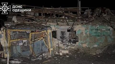 Un bâtiment détruit à Odesa, en Ukraine, à la suite d'une attaque russe nocturne, le 11 octobre 2025.