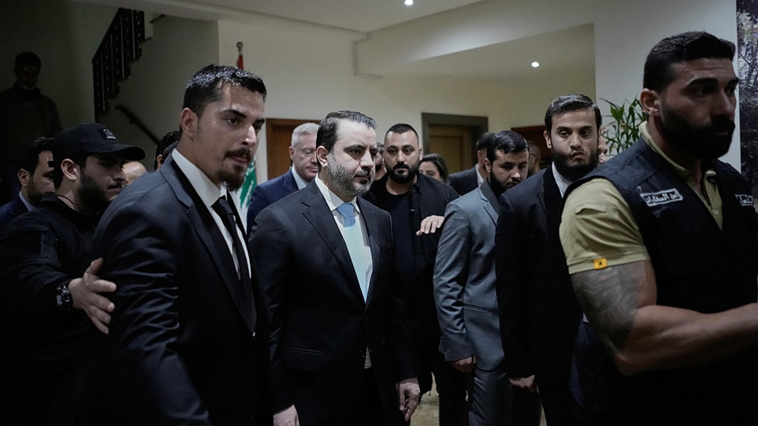 وزير الخارجية السوري أسعد الشيباني وسط مرافقيه خلال مغادرته للأراضي اللبنانية عبر مطار بيروت الدولي 10 اكتوبر 2025