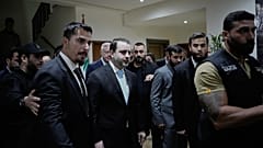 وزير الخارجية السوري أسعد الشيباني وسط مرافقيه خلال مغادرته للأراضي اللبنانية عبر مطار بيروت الدولي 10 اكتوبر 2025