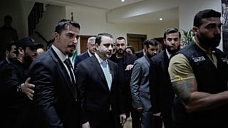 وزير الخارجية السوري أسعد الشيباني وسط مرافقيه خلال مغادرته للأراضي اللبنانية عبر مطار بيروت الدولي 10 اكتوبر 2025