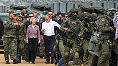 Der polnische Premierminister Donald Tusk und die Leiterin der Europäischen Kommission Ursula von der Leyen an der polnisch-weißrussischen Grenze.