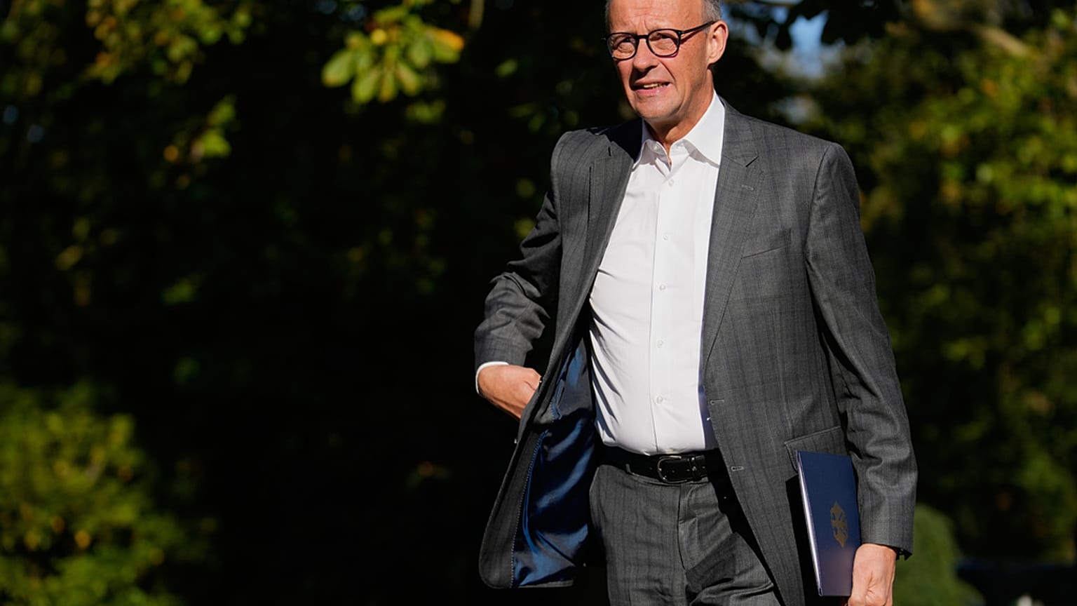 Der deutsche Bundeskanzler Friedrich Merz trifft am Dienstag, dem 30. September 2025, zu einer internen Kabinettssitzung in der „Villa Borsig“ in Berlin ein.