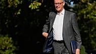 Der deutsche Bundeskanzler Friedrich Merz trifft am Dienstag, dem 30. September 2025, zu einer internen Kabinettssitzung in der „Villa Borsig“ in Berlin ein.