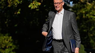 Der deutsche Bundeskanzler Friedrich Merz trifft am Dienstag, dem 30. September 2025, zu einer internen Kabinettssitzung in der „Villa Borsig“ in Berlin ein.
