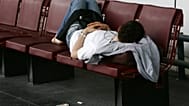 مسافر ينام على مقعد في مطار فيوميتشينو بروما، الثلاثاء 22 مايو/أيار 2007.