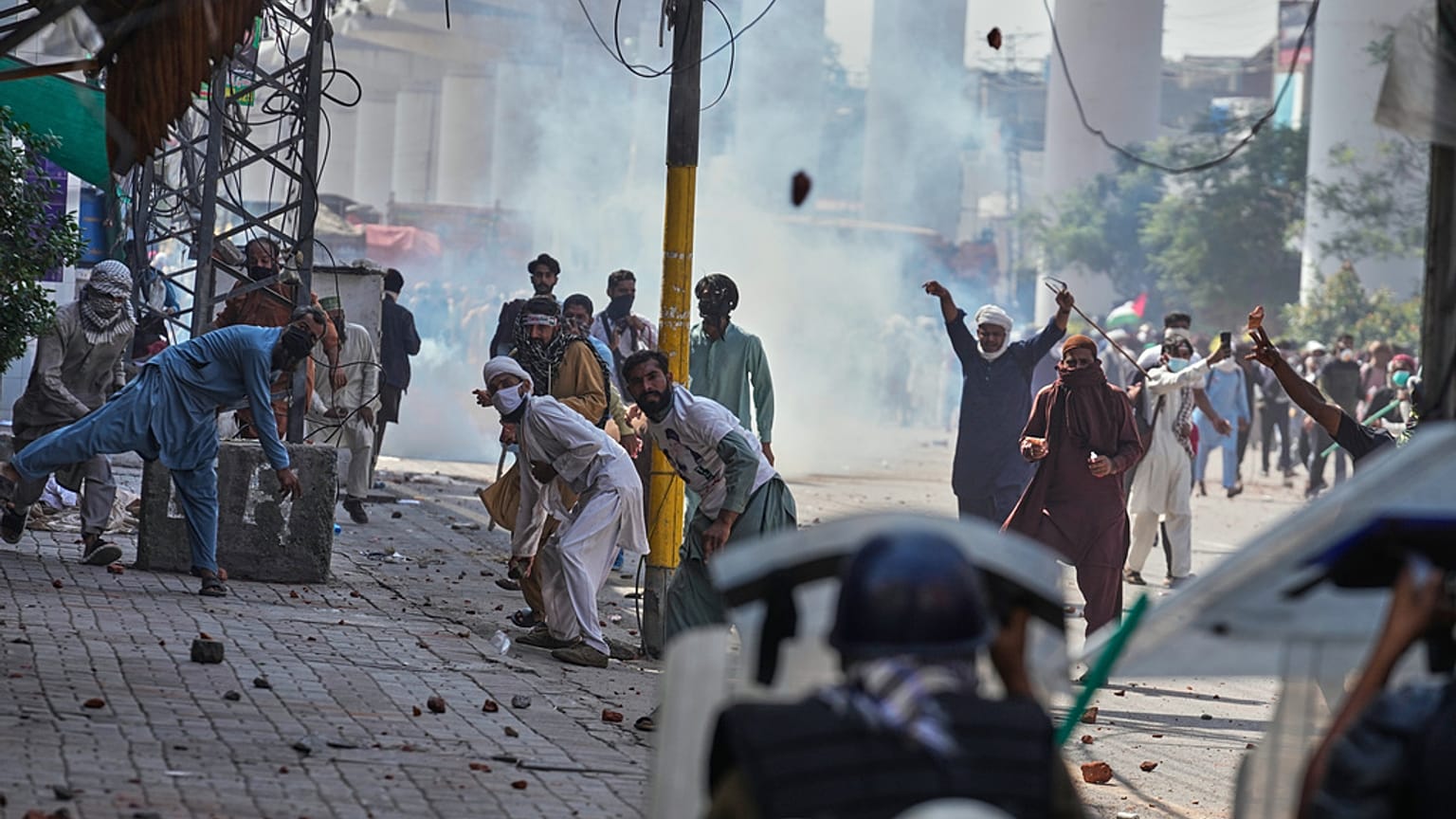 أنصار حزب "تحريك لبيك باكستان" الإسلامي يرشقون الشرطة بالحجارة خلال اشتباكات قبل مسيرتهم المؤيدة للفلسطينيين لاهور، باكستان، الجمعة 10 أكتوبر/تشرين الأول 2025.