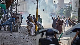 أنصار حزب "تحريك لبيك باكستان" الإسلامي يرشقون الشرطة بالحجارة خلال اشتباكات قبل مسيرتهم المؤيدة للفلسطينيين لاهور، باكستان، الجمعة 10 أكتوبر/تشرين الأول 2025.