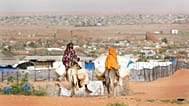 امرأتان سودانيتان نازحتان تحملان إمدادات المياه في مخيم السلام للاجئين بالقرب من بلدة الفاشر بدارفور، السودان