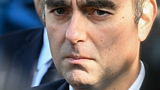 Le Premier ministre français Sébastien Lecornu, reconduit dans ses fonctions, observe les lieux lors d'une visite dans un commissariat de police à L'Hay-les-Roses, 11.10.2025