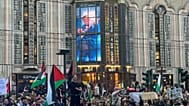 Demonstrationsteilnehmer "United 4 Gaza" vor dem Friedrichstadtpalast in Berlin-Mitte, Samstag, 11.10.2025
