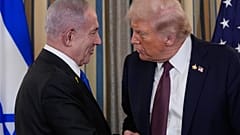 رئيس الوزراء الإسرائيلي بنيامين نتنياهو يصافح الرئيس الأميركي دونالد ترامب، البيت الأبيض، الاثنين 29 سبتمبر/أيلول 2025، في واشنطن.