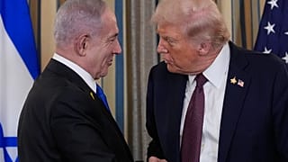 رئيس الوزراء الإسرائيلي بنيامين نتنياهو يصافح الرئيس الأميركي دونالد ترامب، البيت الأبيض، الاثنين 29 سبتمبر/أيلول 2025، في واشنطن.