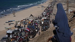 نازحون يستقلون شاحنات محمّلة بأمتعتهم أثناء سيرهم على الطريق الساحلي قرب وادي غزة في وسط قطاع غزة، متجهين نحو مدينة غزة، يوم السبت 11 أكتوبر/تشرين الأول 2025