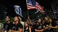 Des personnes participent à un rassemblement de soutien aux otages kidnappés par le Hamas, sur une place connue sous le nom de place des otages, à Tel Aviv, Israël, samedi 11 octobre 2025.