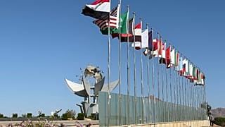 Οι σημαίες των προσκεκλημένων χωρών στο Σαρμ Ελ Σέιχ της Αιγύπτου