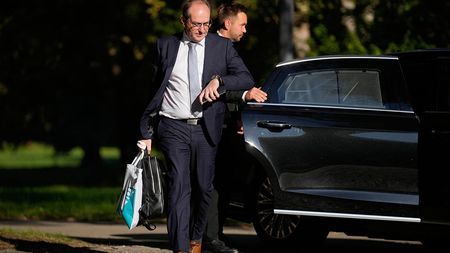 Der deutsche Innenminister Alexander Dobrindt trifft am Dienstag, den 30. September 2025, zur geschlossenen Kabinettssitzung in der „Villa Borsig“ in Berlin ein.