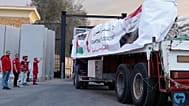 Membri del Red Crecent egiziano controllano i camion che trasportano aiuti umanitari all'ingresso del valico di Rafah tra l'Egitto e la Striscia di Gaza. Domenica 12 ottobre 2025.
