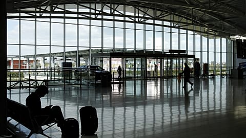 مسافر ينتظر رحلته في مطار لارنكا الدولي في لارنكا، قبرص