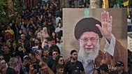 أنصار حزب الله يتجمعون إلى جانب صورة للمرشد الأعلى الإيراني علي خامنئي، في بيروت، لبنان، الخميس 25 سبتمبر 2025.