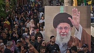 أنصار حزب الله يتجمعون إلى جانب صورة للمرشد الأعلى الإيراني علي خامنئي، في بيروت، لبنان، الخميس 25 سبتمبر 2025.